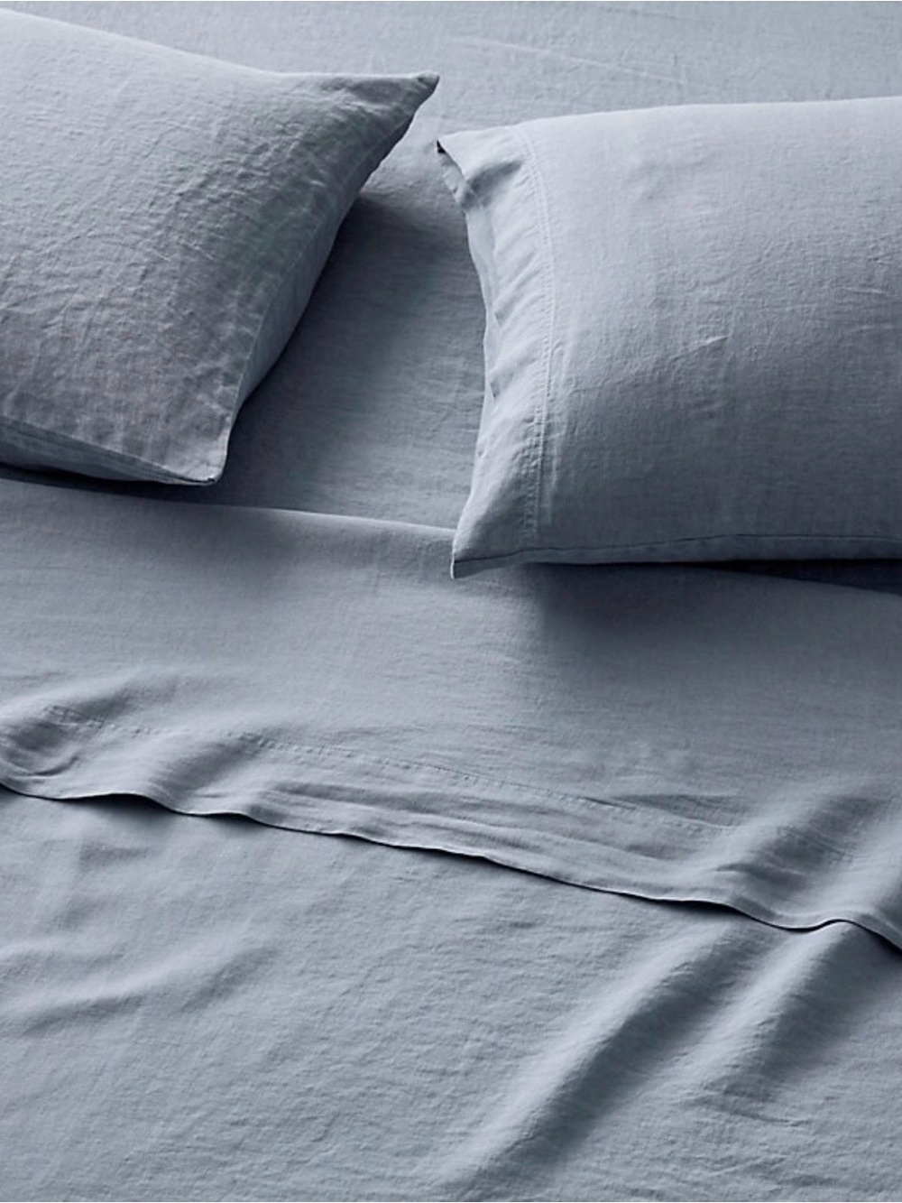 Garnet Hill Relaxed Organic Linen
Solid Queen Blue Ocean Sheet Set